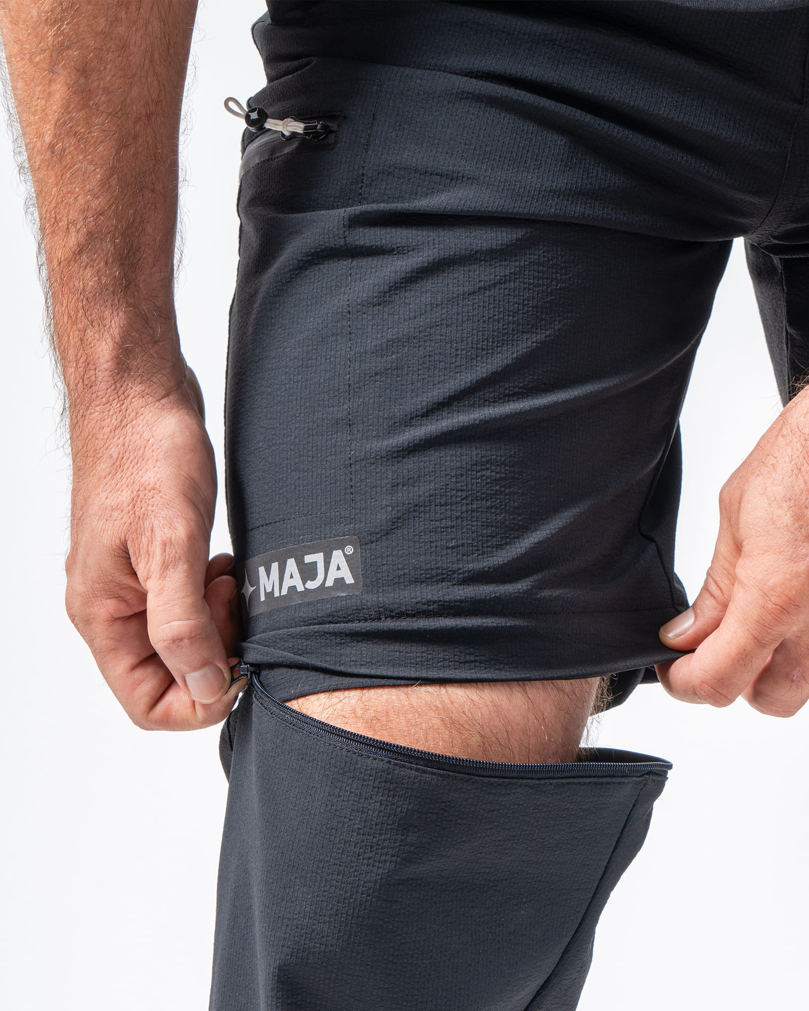 Pantalón Short MAJA® Cambio, Negro, vista lateral, fit Regular, Poliamida, con Tela estiramiento 2 vías, uso versátil