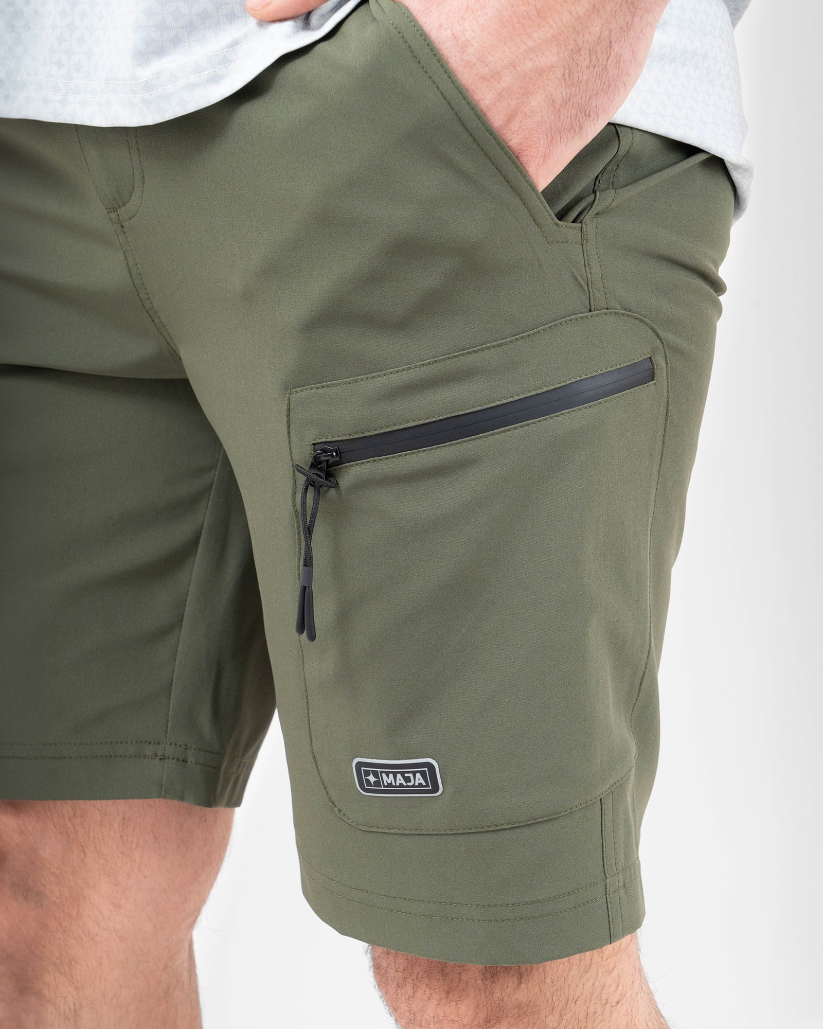 Short Cargo MAJA® Descubre, Olive green, vista lateral, fit Relajado, Poliéster, con Branding con reflectivo, cómoda para entrenamiento