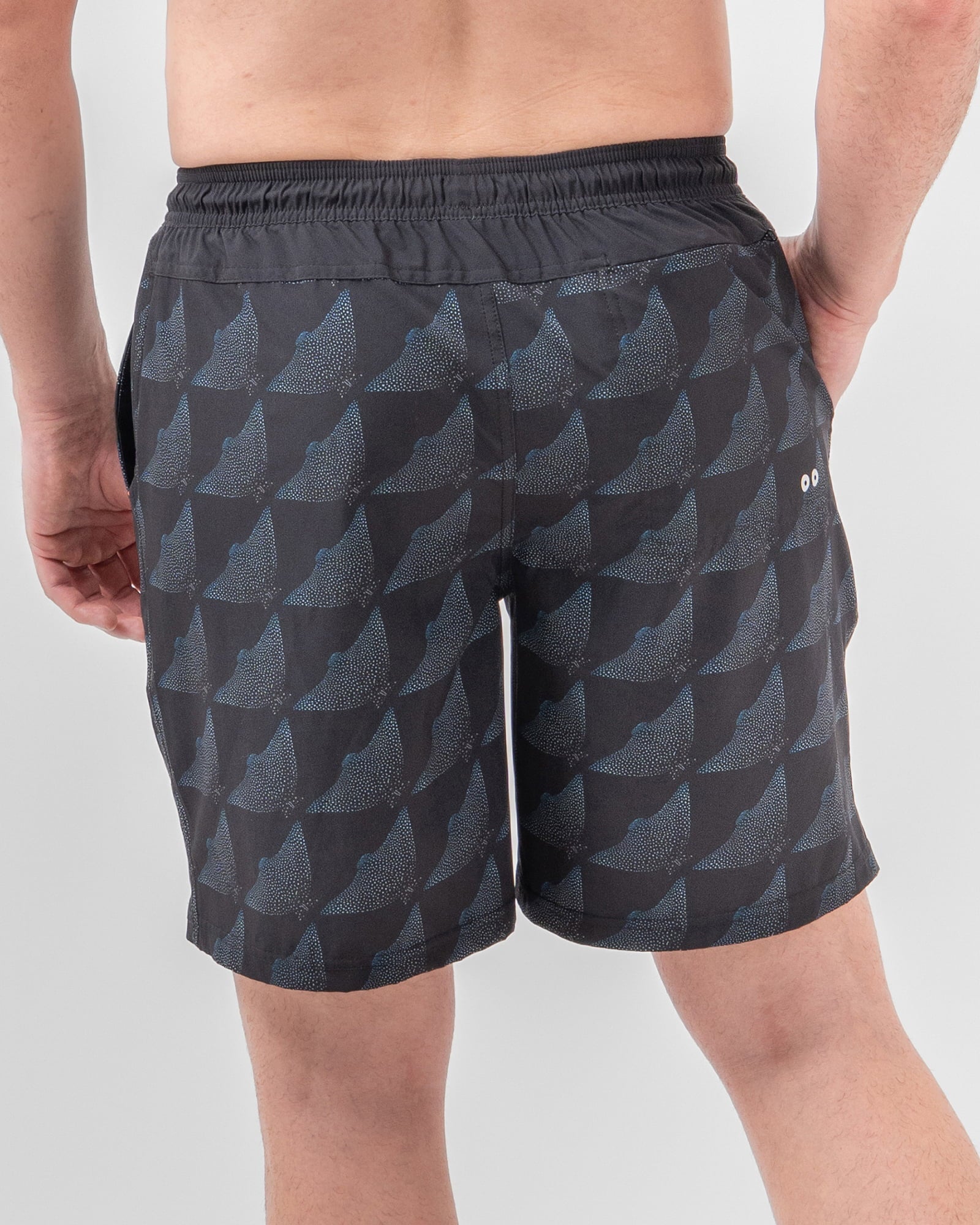 Short de Baño MAJA®, Manta Ray Pattern, vista posterior, fit Relajado, Poliéster, con Tela estiramiento 4 vías, uso versátil