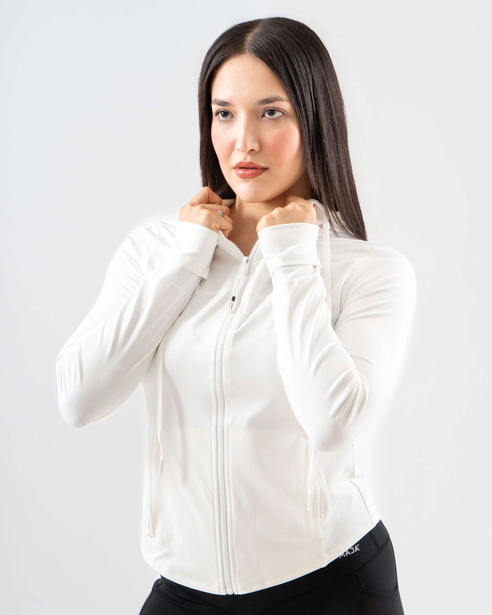 Hoodie Emblema MAJA®, Blanco, vista frontal, fit Slim, Poliamida, con Tela estiramiento 4 vías, perfecta para climas fríos