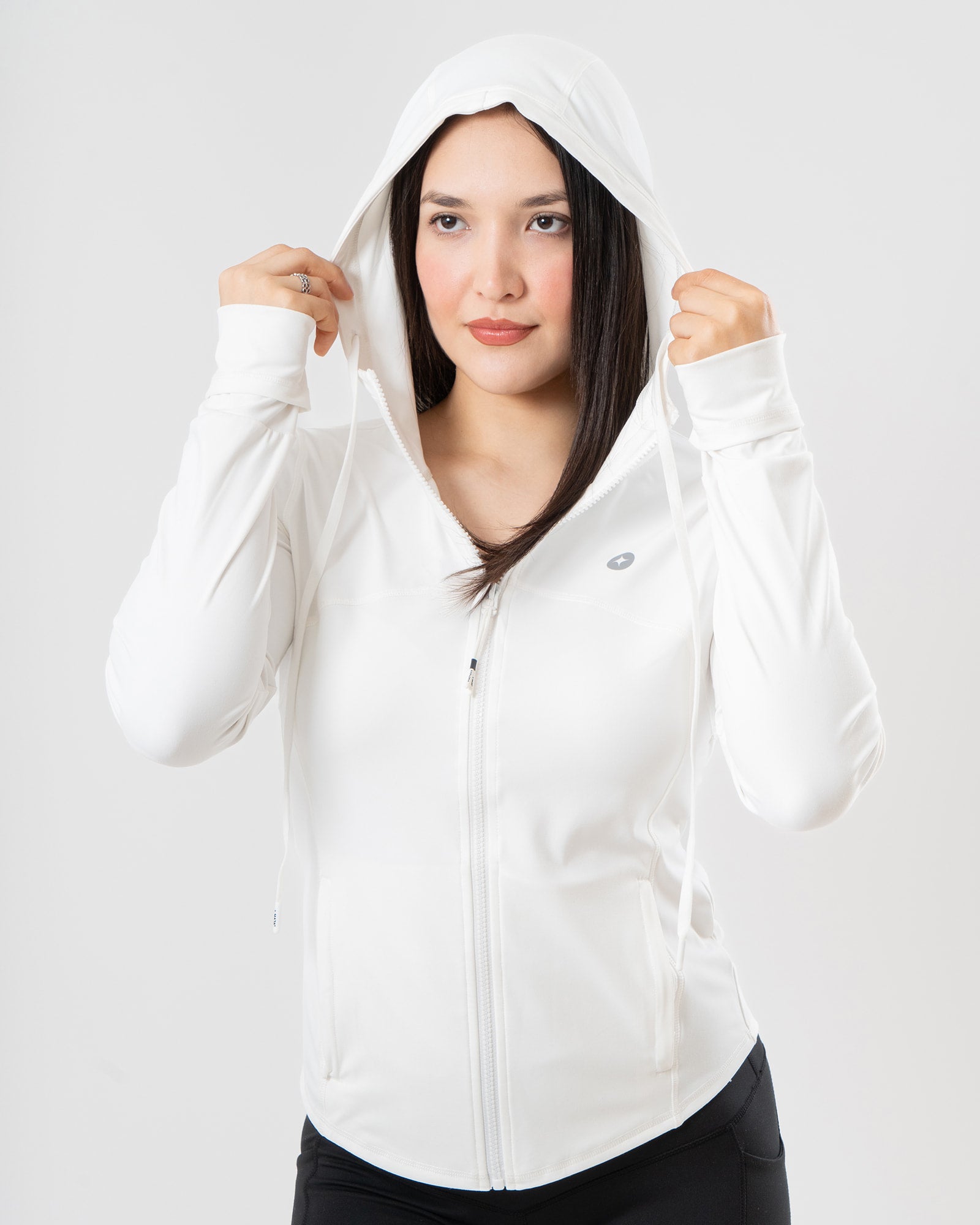 Hoodie Emblema MAJA®, Blanco, vista posterior, fit Slim, Poliamida, con Tela estiramiento 4 vías, perfecta para climas fríos