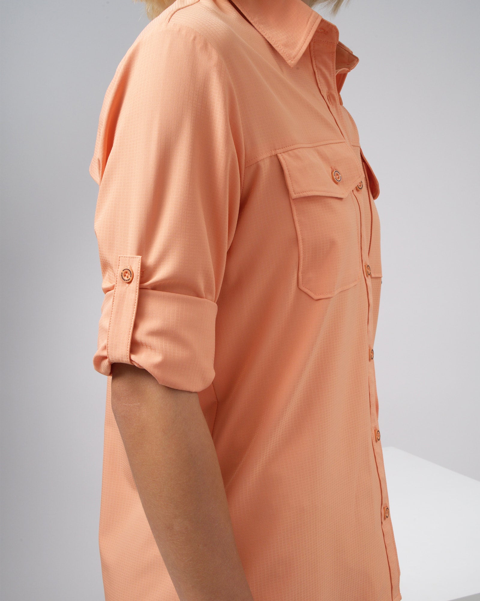 Camisa Outdoor Signature, Durazno, vista lateral, fit Regular, Poliéster, con Tela antidesgarro, ideal para oficina