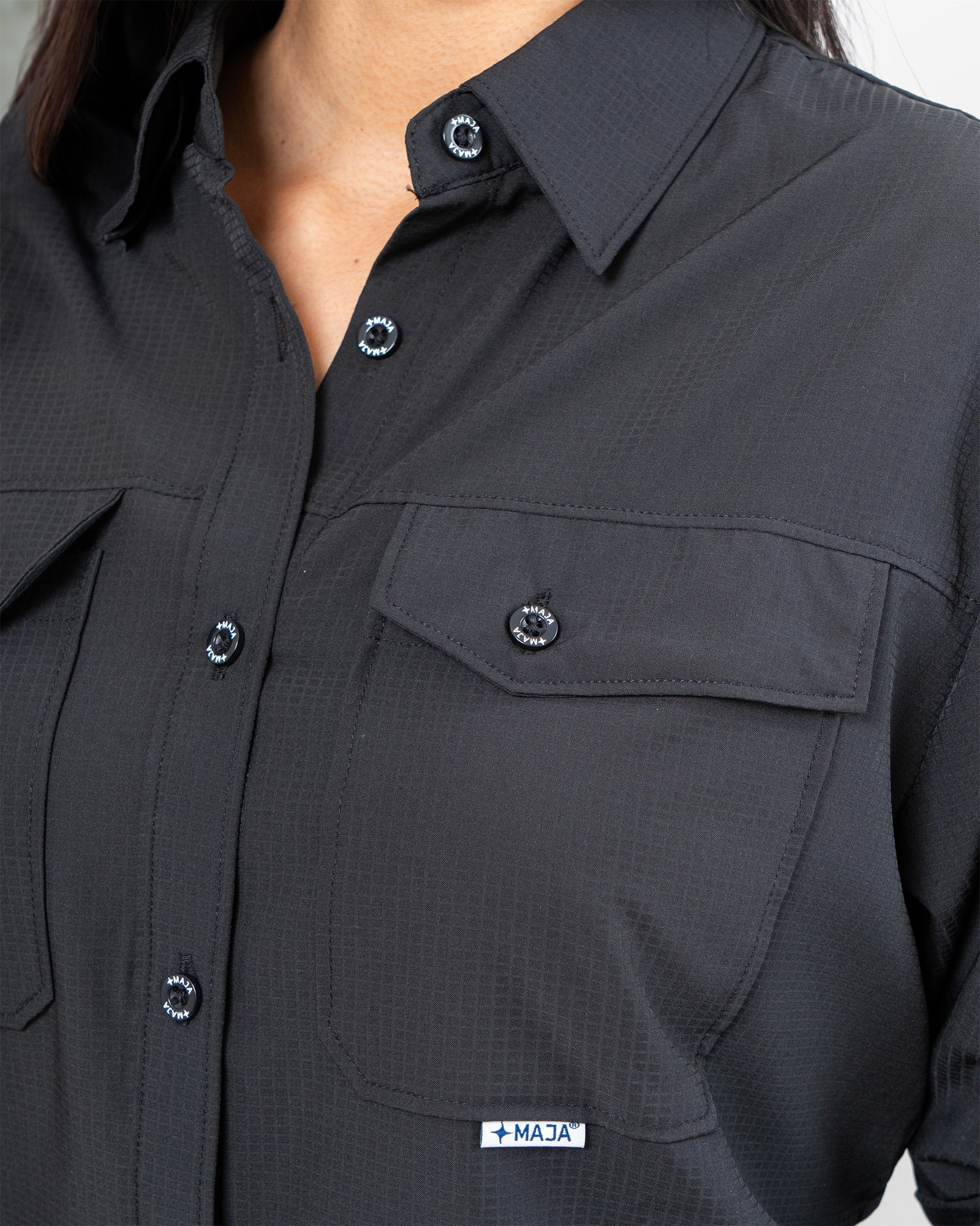 Camisa Outdoor Signature, Negro completo, vista lateral, fit Regular, Poliéster, con Tela antidesgarro, ideal para oficina