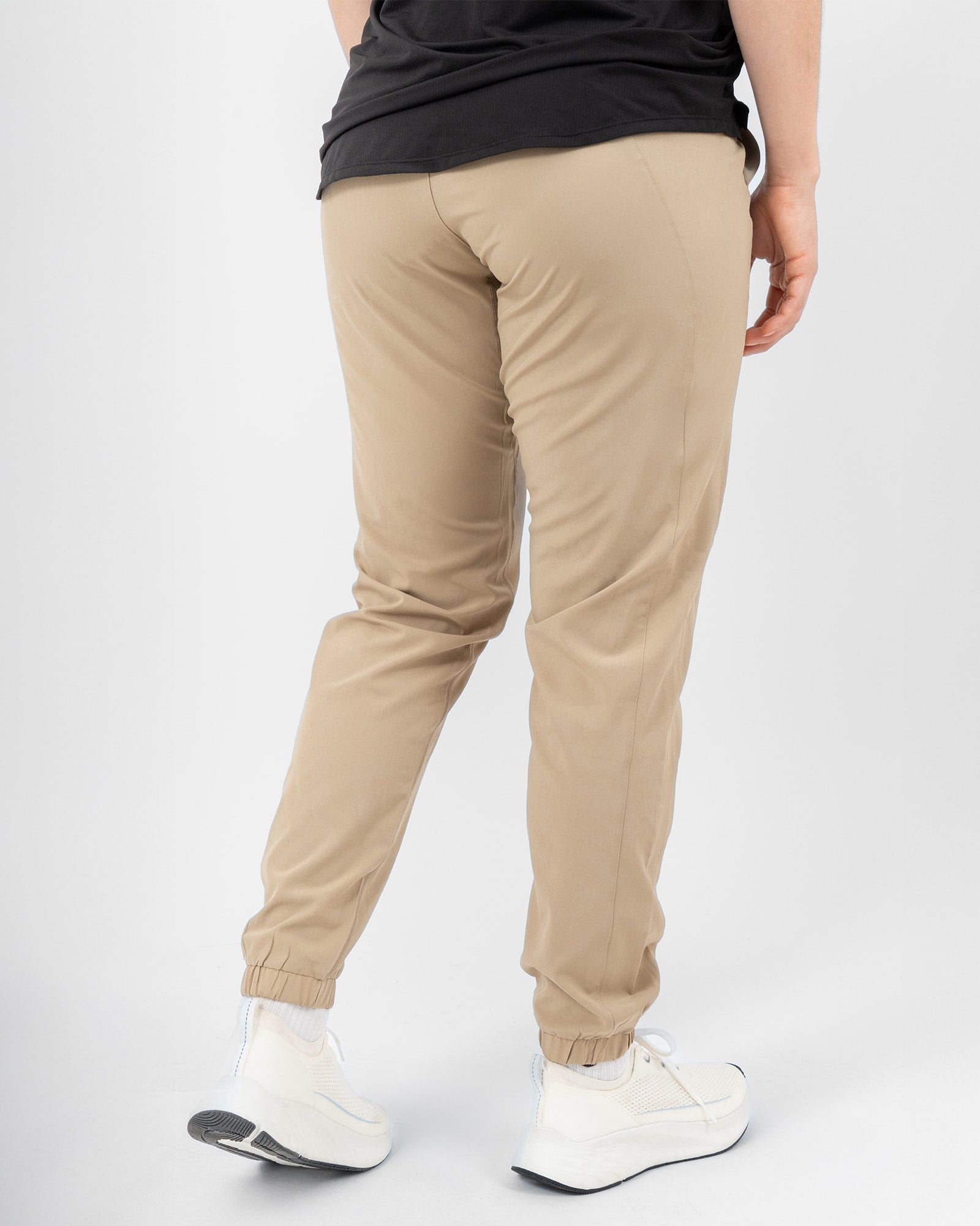 Jogger MAJA® Equilibrio, Khaki, vista posterior, fit Regular, Poliéster, con Branding con reflectivo, uso versátil
