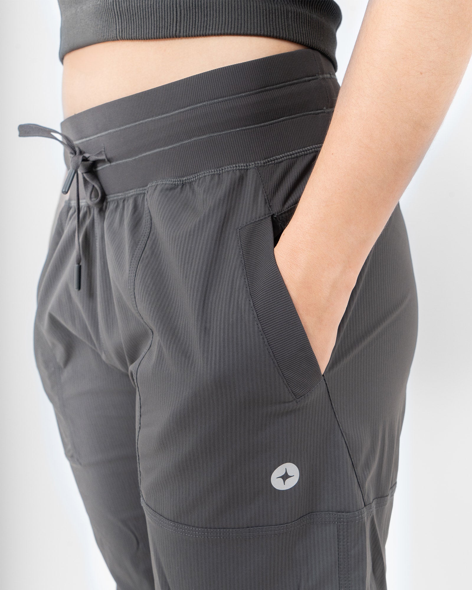 Jogger MAJA® Paz, Negro, vista lateral, fit Regular, Poliamida, con Tela estiramiento 2 vías, uso versátil