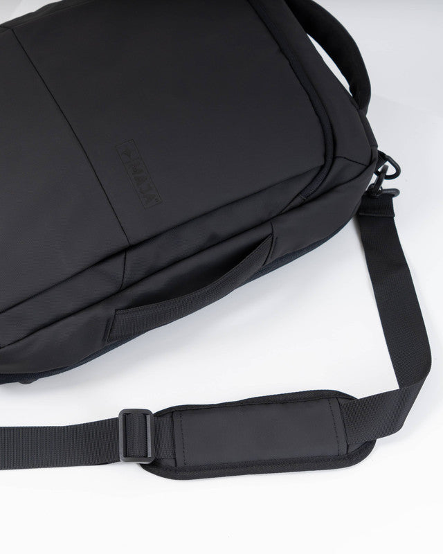 Mochila Misión MAJA®, Negro, vista lateral, Poliéster, ideal para llevar tus esenciales