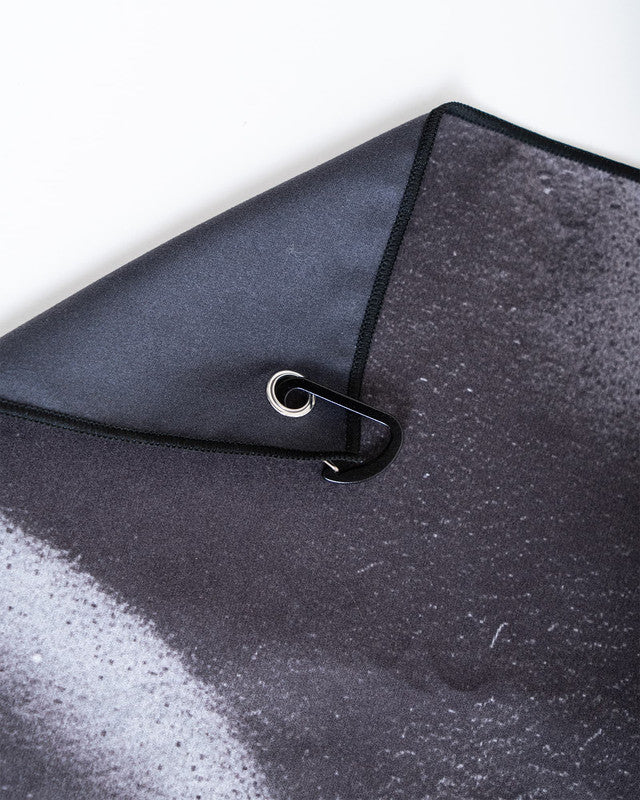 Toalla JEEP® x MAJA® Duna, Patrón duna negro, vista posterior, Poliéster, con Secado rápido, uso versátil