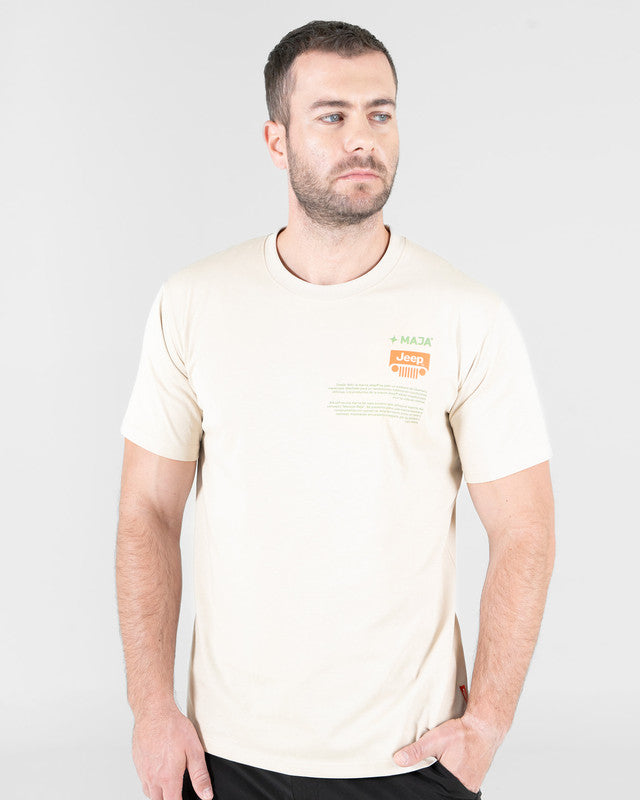 Camiseta Gráfica JEEP® x MAJA® Legacy Wrangler, Blanco, vista frontal, fit Relajado, Algodón, con Tela estiramiento 4 vías, uso versátil