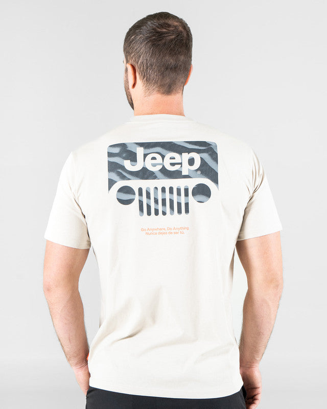 Camiseta Gráfica JEEP® x MAJA® Legacy Wrangler, Blanco, vista posterior, fit Relajado, Algodón, con Tela estiramiento 4 vías, uso versátil