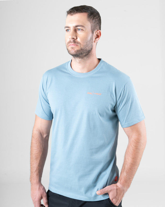 Camiseta Gráfica JEEP® x MAJA® Icon Wrangler, Azul acero, vista frontal, fit Relajado, Algodón, con Tela estiramiento 4 vías, uso versátil