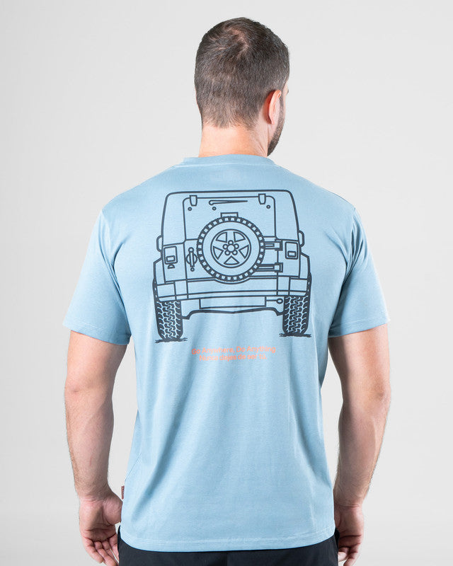 Camiseta Gráfica JEEP® x MAJA® Icon Wrangler, Azul acero, vista posterior, fit Relajado, Algodón, con Tela estiramiento 4 vías, uso versátil