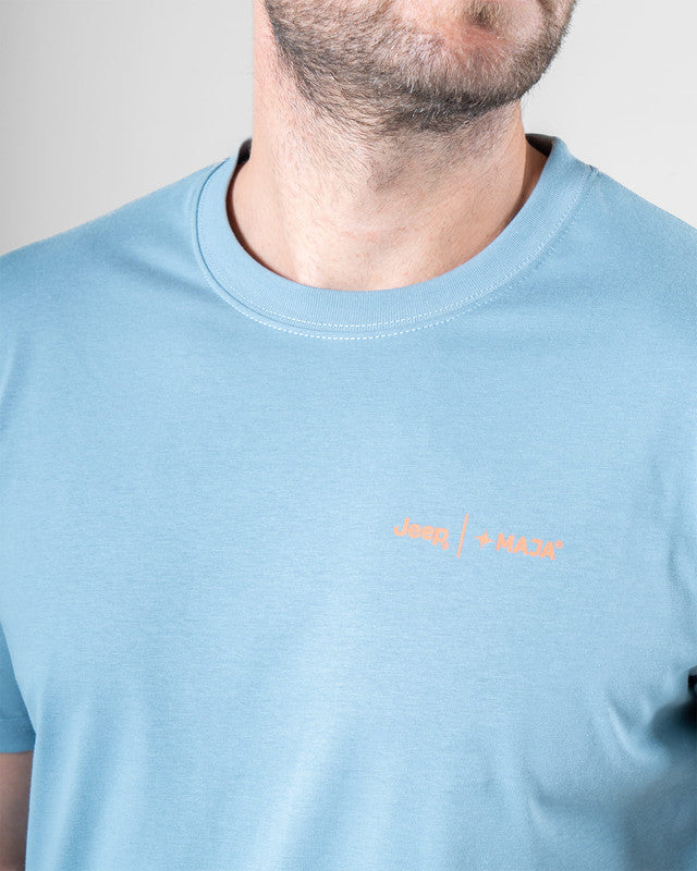 Camiseta Gráfica JEEP® x MAJA® Icon Wrangler, Azul acero, vista lateral, fit Relajado, Algodón, con Tela estiramiento 4 vías, uso versátil