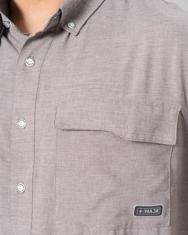 Camisa Casual Paz, Gris, vista lateral, fit Regular, Poliéster, con Tela estiramiento 4 vías, ideal para oficina