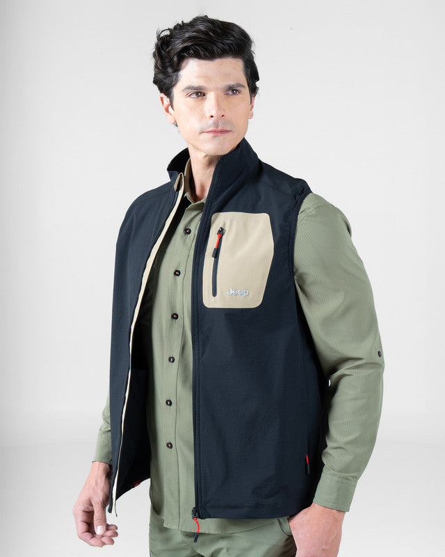 Chaleco con Bolsa JEEP® x MAJA® Willys, Negro, vista frontal, fit Relajado, Poliamida, con Tela estiramiento 4 vías, para uso casual o entrenamiento