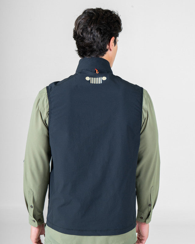 Chaleco con Bolsa JEEP® x MAJA® Willys, Negro, vista posterior, fit Relajado, Poliamida, con Tela estiramiento 4 vías, para uso casual o entrenamiento