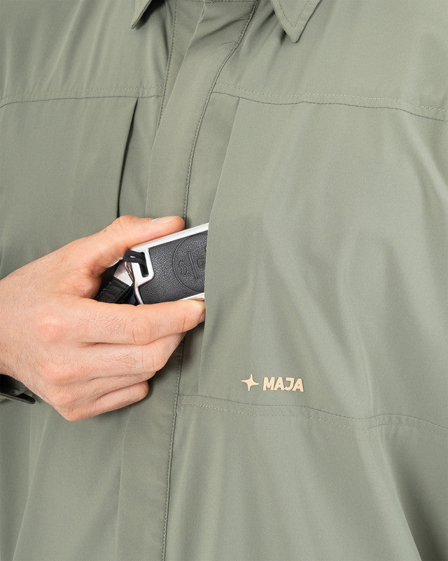 Camisa Pacífica, Olive green, vista lateral, fit Relajado, Poliéster, con Tela estiramiento 4 vías, ideal para oficina