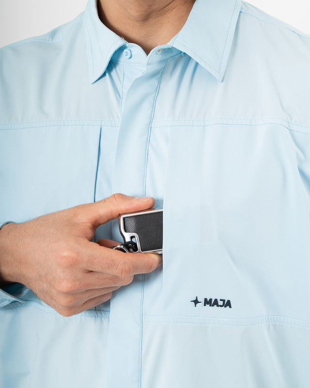 Camisa Pacífica, Azul cielo, vista lateral, fit Relajado, Poliéster, con Tela estiramiento 4 vías, ideal para oficina