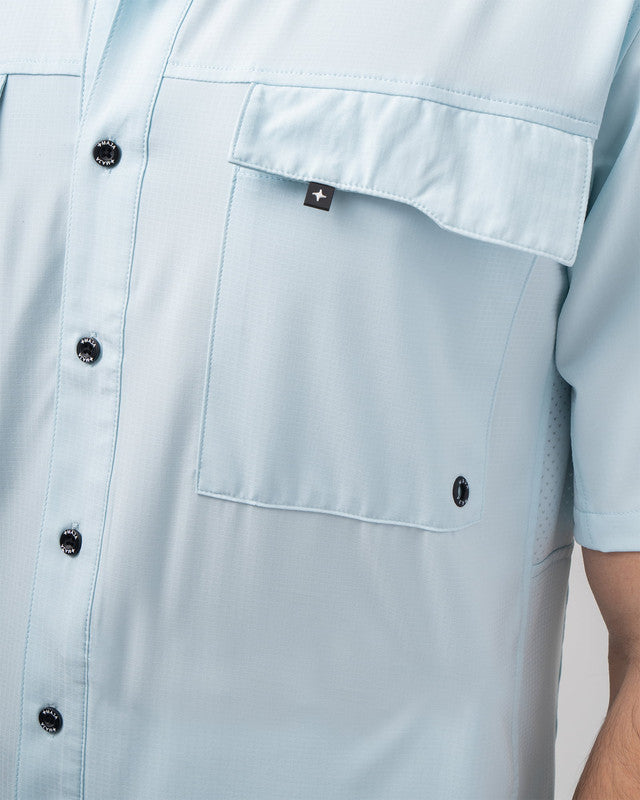 Camisa Outdoor Equipo MAJA®, Azul cielo, vista lateral, fit Relajado, Poliéster, con Tela antidesgarro, ideal para oficina