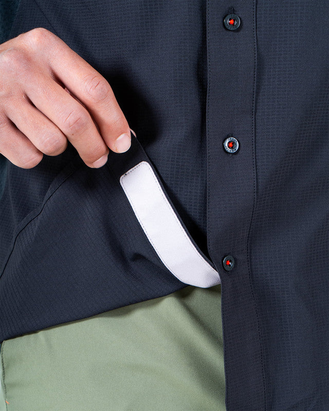 Camisa Fishing JEEP® x MAJA® Outdoor Cherokee Manga Larga, Negro, vista lateral, fit Relajado, Poliéster, con Tela antidesgarro, ideal para oficina