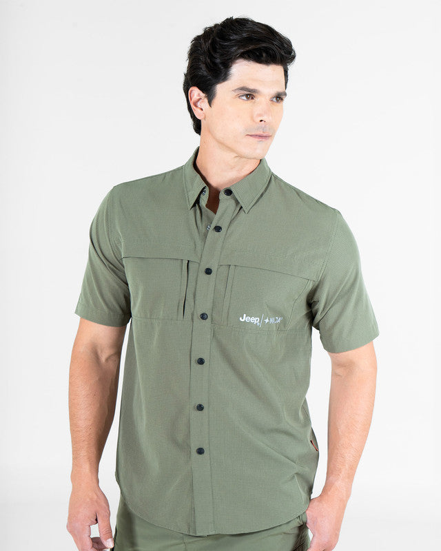 Camisa Fishing JEEP® x MAJA® Outdoor Cherokee Manga Corta, Verde, vista frontal, fit Relajado, Poliéster, con Tela estiramiento 4 vías, ideal para oficina