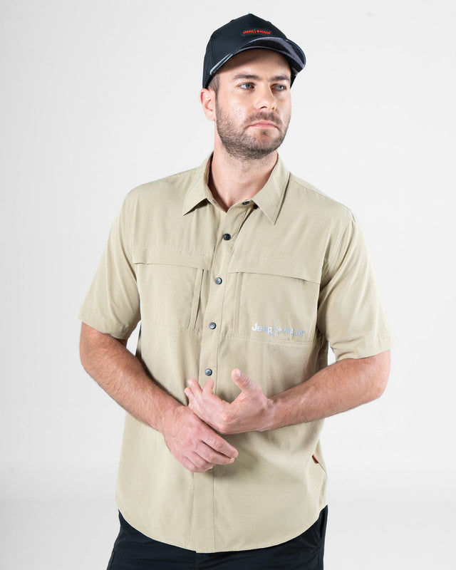 Camisa Fishing JEEP® x MAJA® Outdoor Cherokee Manga Corta, Khaki claro, vista frontal, fit Relajado, Poliéster, con Tela estiramiento 4 vías, ideal para oficina