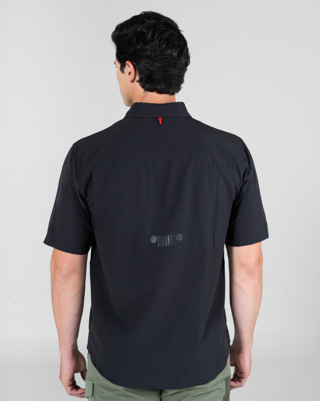 Camisa Fishing JEEP® x MAJA® Outdoor Cherokee Manga Corta, Negro, vista posterior, fit Relajado, Poliéster, con Tela estiramiento 4 vías, ideal para oficina