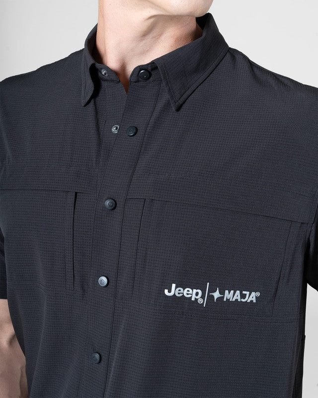 Camisa Fishing JEEP® x MAJA® Outdoor Cherokee Manga Corta, Negro, vista lateral, fit Relajado, Poliéster, con Tela estiramiento 4 vías, ideal para oficina