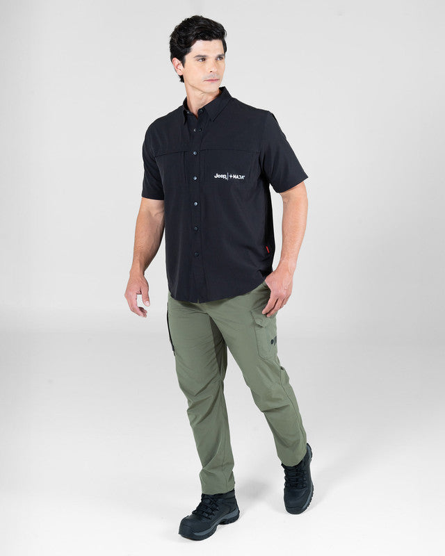 Camisa Fishing JEEP® x MAJA® Outdoor Cherokee Manga Corta, Negro, detalle, fit Relajado, Poliéster, con Tela estiramiento 4 vías, ideal para oficina