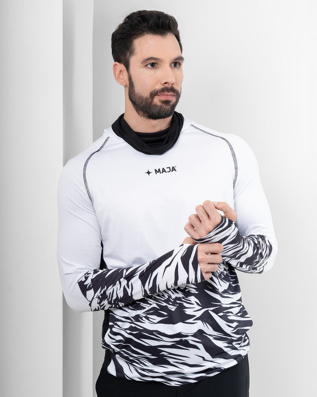 Camiseta Performance con Máscara Ambición, Patrón rocamar blanco, vista frontal, fit Relajado, Poliéster, con Lavar a máquina con ciclo delicado de agua fría, uso versátil