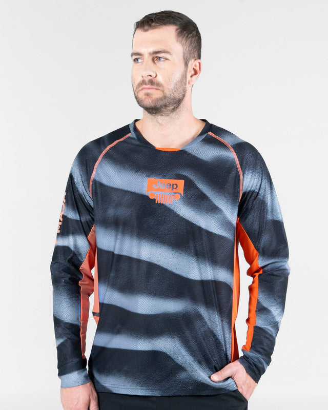 Rashguard Racing JEEP® x MAJA® Trail Rated, Patrón duna negro, vista frontal, fit Relajado, Poliéster, con Páneles para ventilación, uso versátil