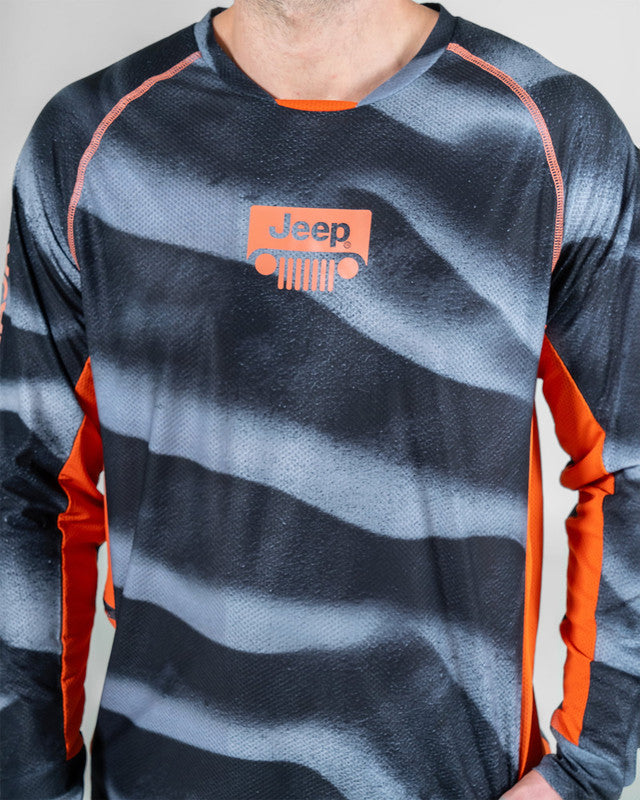 Rashguard Racing JEEP® x MAJA® Trail Rated, Patrón duna negro, vista lateral, fit Relajado, Poliéster, con Páneles para ventilación, uso versátil