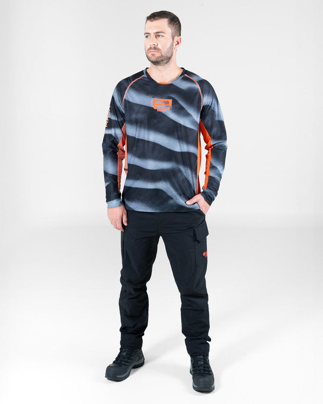 Rashguard Racing JEEP® x MAJA® Trail Rated, Patrón duna negro, fit Relajado, Poliéster, con Páneles para ventilación, uso versátil