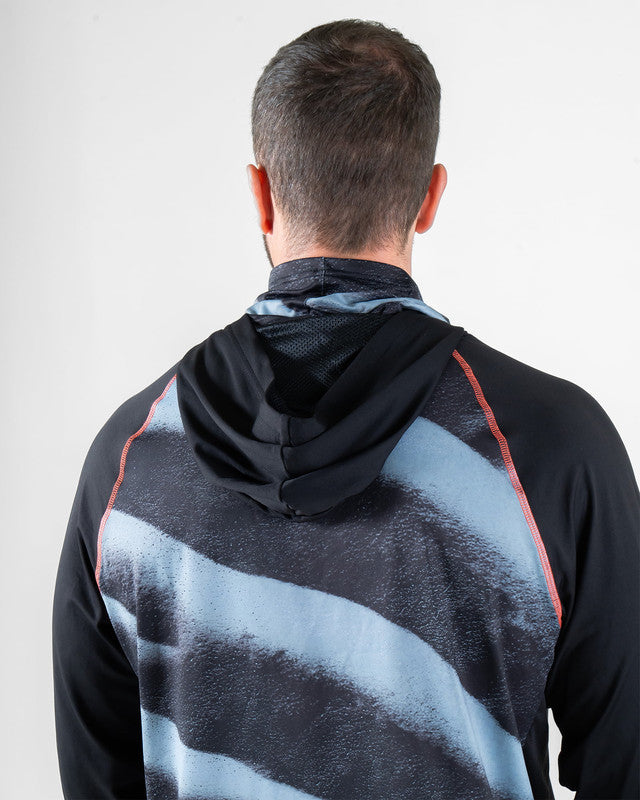 Rashguard Hoodie & Mask JEEP® x MAJA® Rubicon, Patrón duna negro, vista posterior, fit Relajado, Poliéster, con Páneles para ventilación, uso versátil