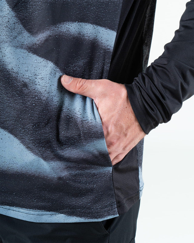 Rashguard Hoodie & Mask JEEP® x MAJA® Rubicon, Patrón duna negro, vista lateral, fit Relajado, Poliéster, con Páneles para ventilación, uso versátil