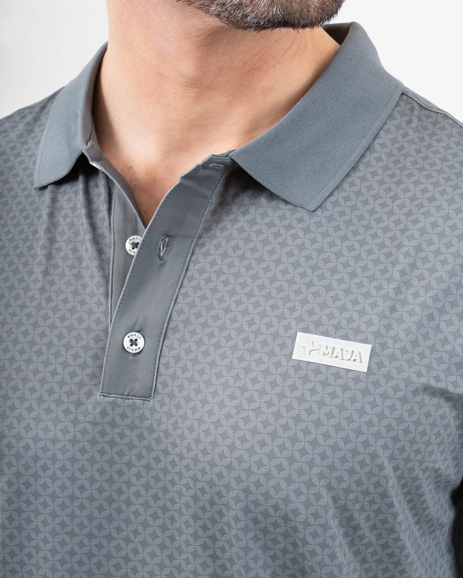 MAJA® Polo, Patrón nube verde, vista lateral, fit Regular, Poliéster, con Protección UV UPF50+, uso versátil