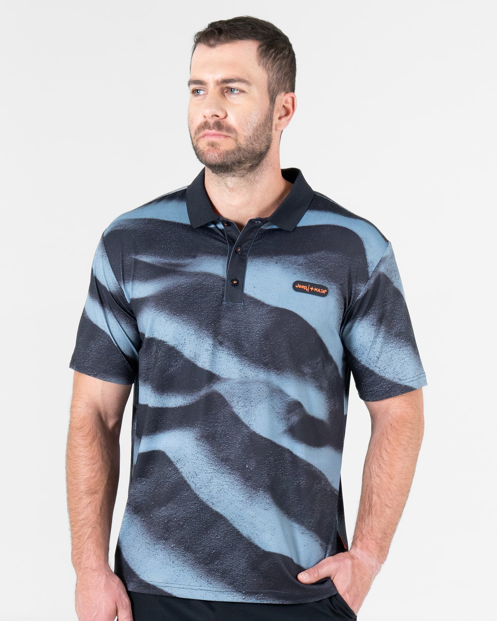 Polo Dri Fit JEEP® x MAJA®Jeepster, Patrón duna negro, vista frontal, fit Regular, Poliéster, con Tela estiramiento 4 vías, uso versátil