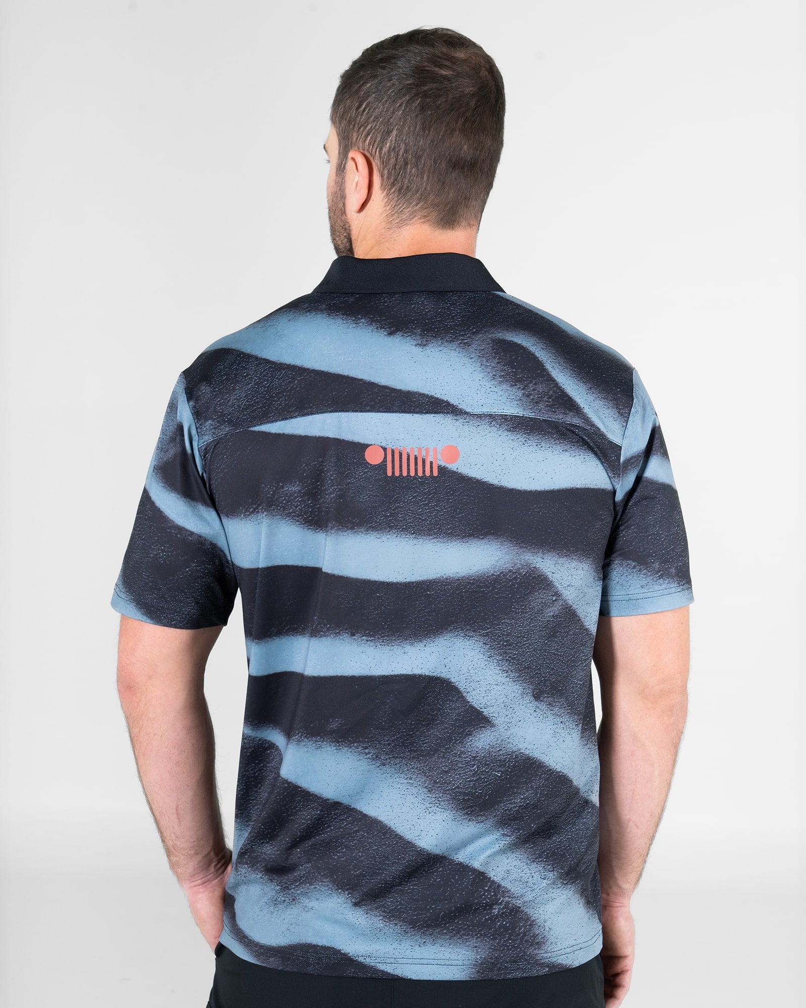 Polo Dri Fit JEEP® x MAJA®Jeepster, Patrón duna negro, vista posterior, fit Regular, Poliéster, con Tela estiramiento 4 vías, uso versátil