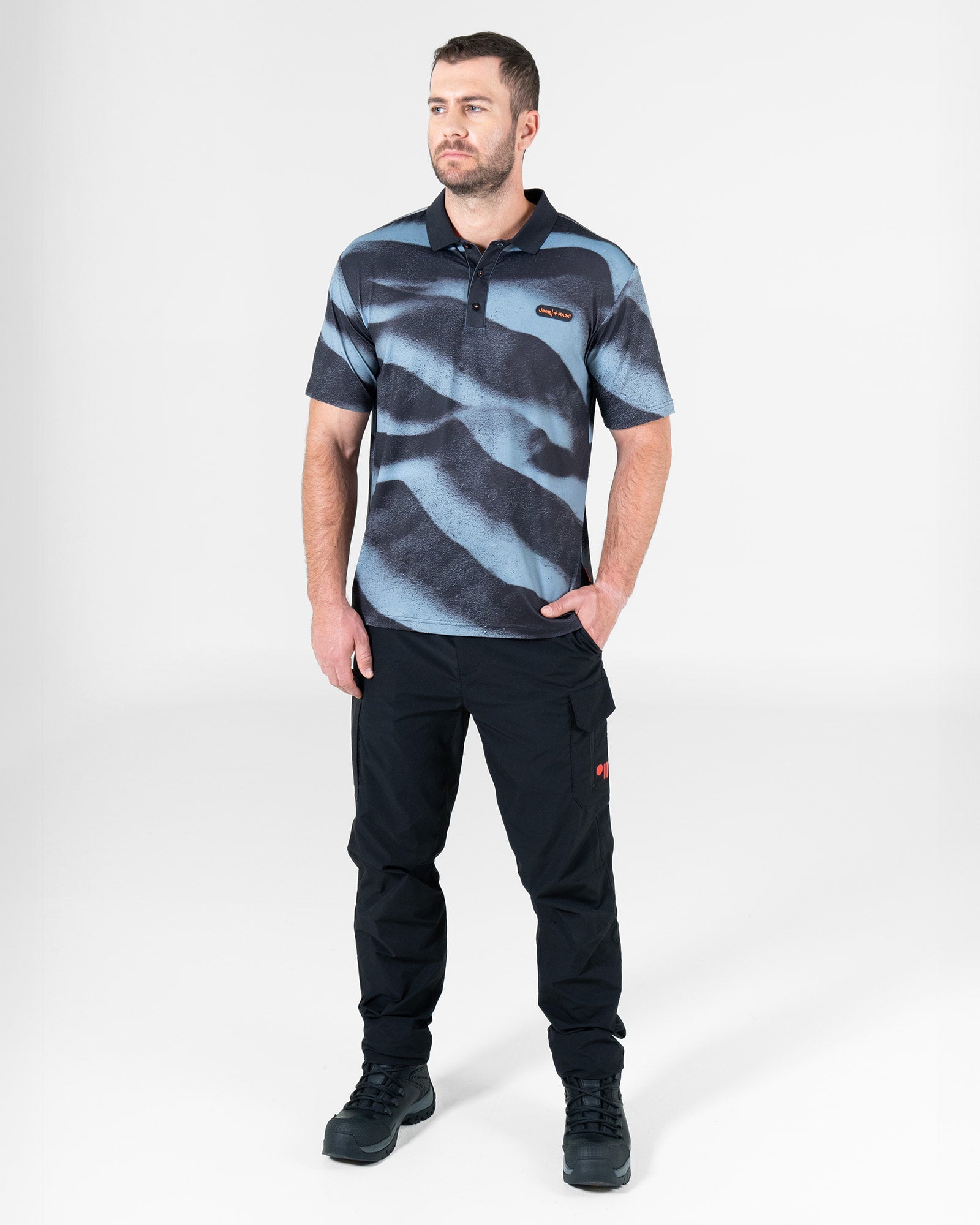 Polo Dri Fit JEEP® x MAJA®Jeepster, Patrón duna negro, detalle, fit Regular, Poliéster, con Tela estiramiento 4 vías, uso versátil