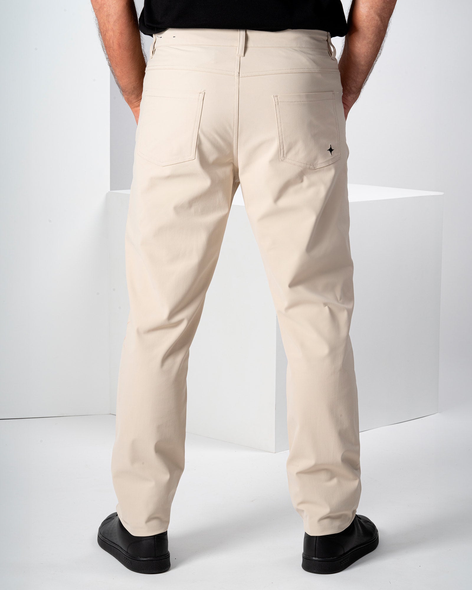 Pantalón Origen®, Khaki, vista posterior, fit Regular, Poliéster, con Tela estiramiento 4 vías, uso versátil