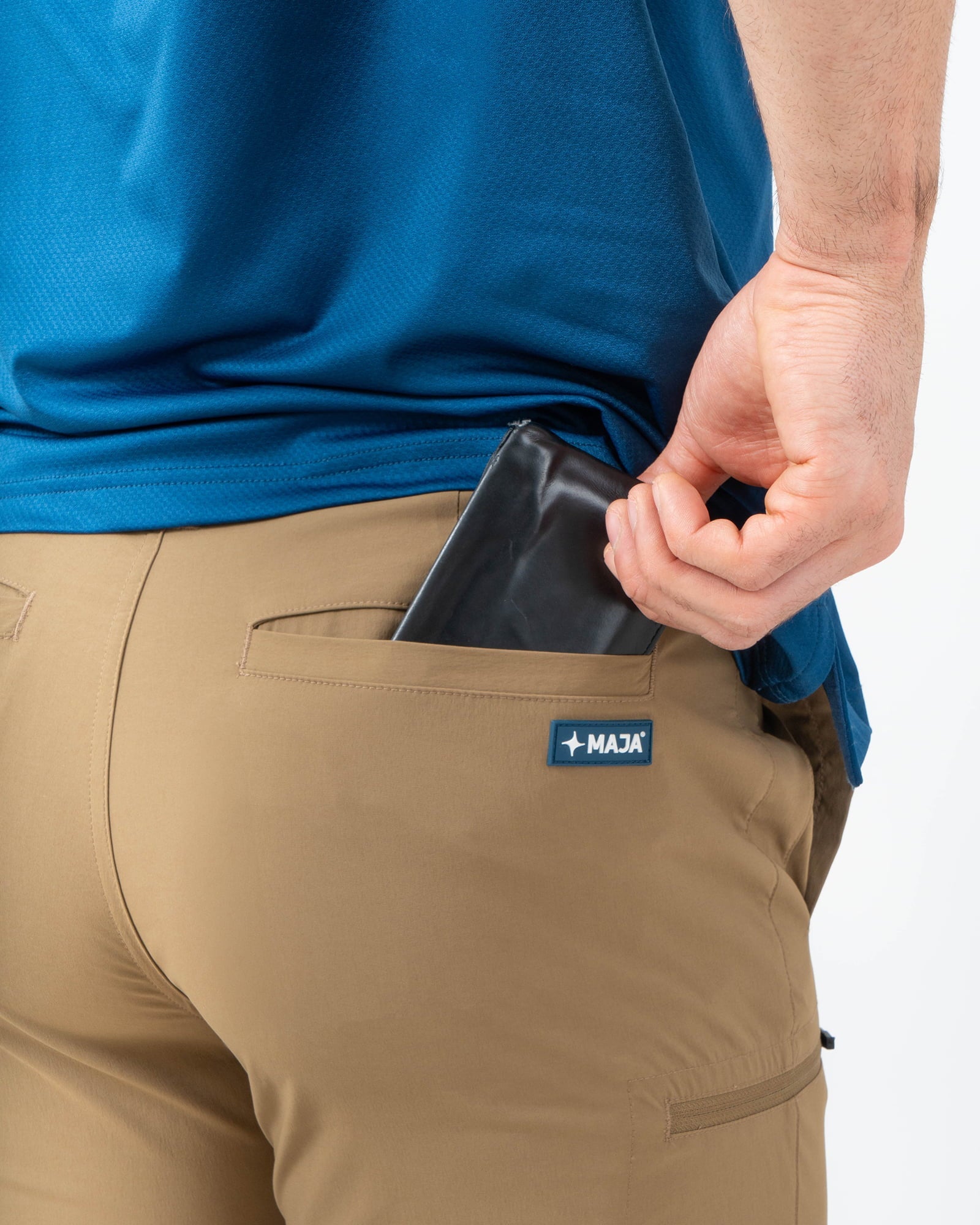 Pantalón Short MAJA® Cambio, Café, vista lateral, fit Regular, Poliamida, con Tela estiramiento 2 vías, uso versátil