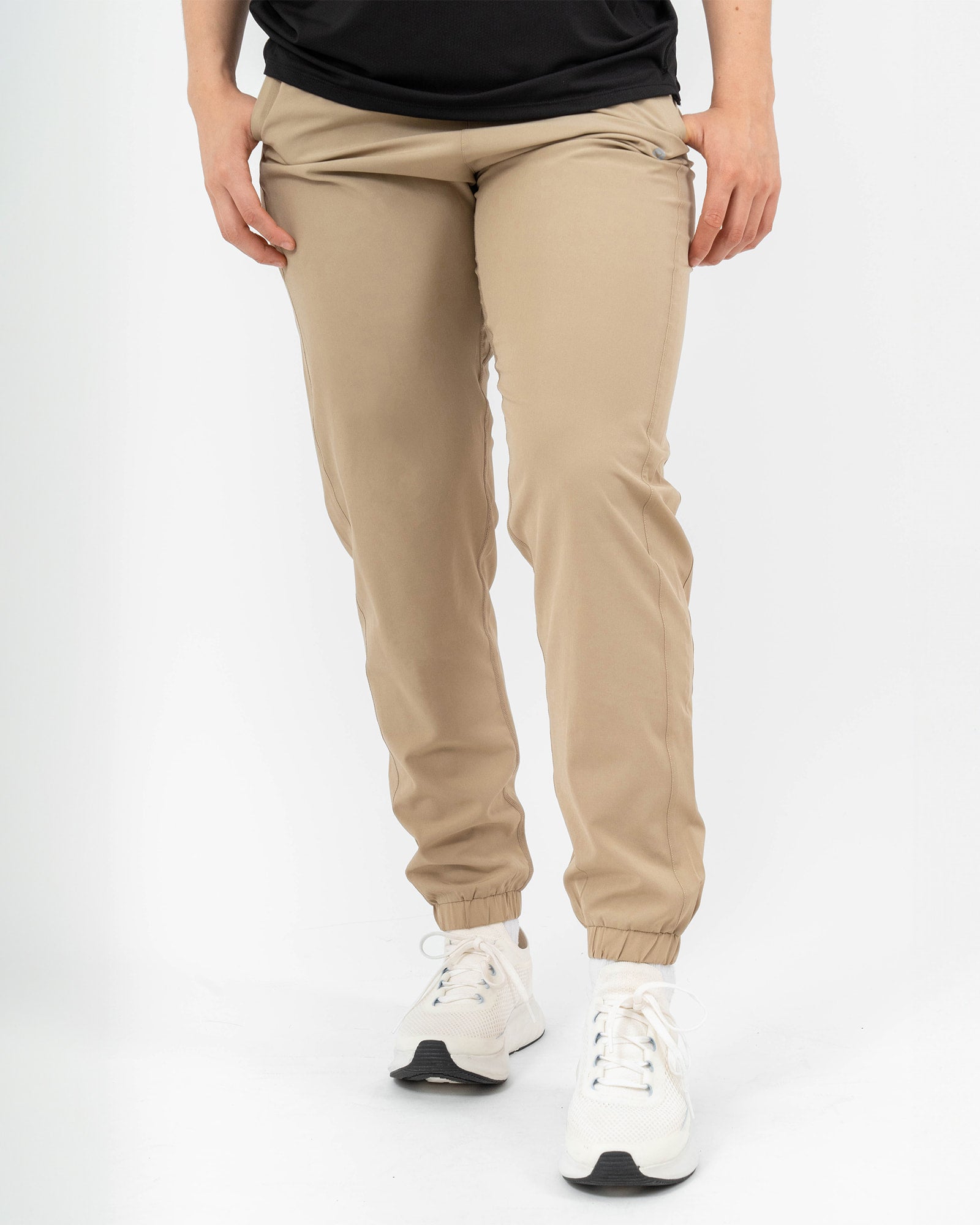 Jogger MAJA® Equilibrio, Khaki, vista frontal, fit Regular, Poliéster, con Branding con reflectivo, uso versátil