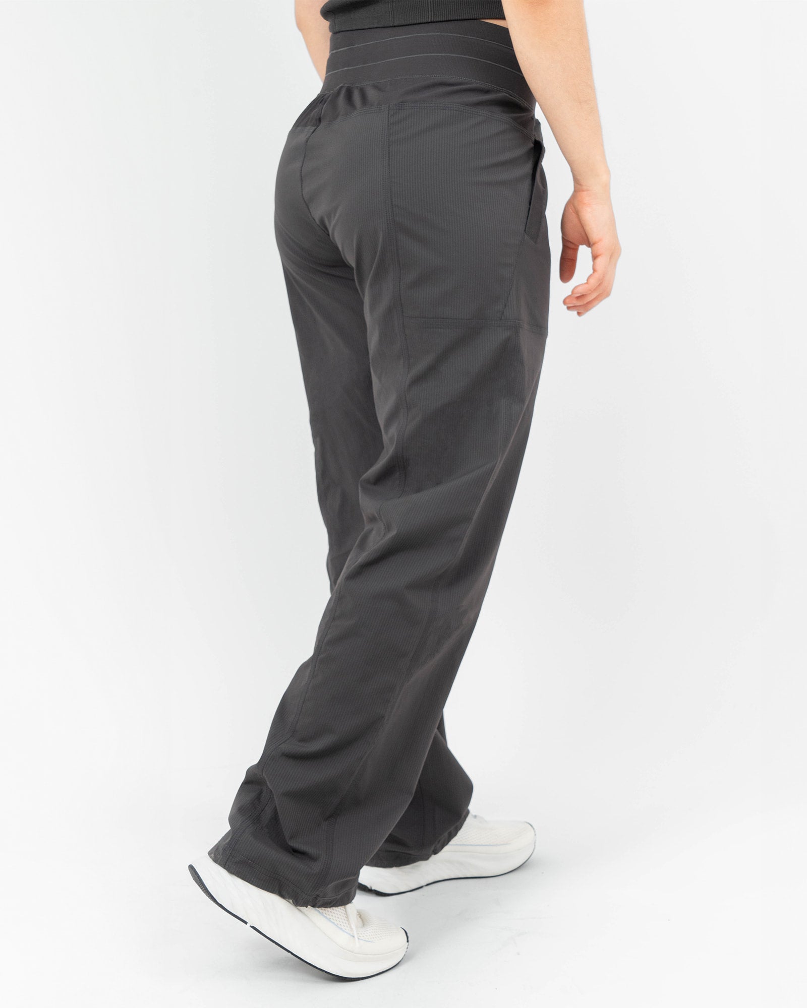 Jogger MAJA® Paz, Negro, vista posterior, fit Regular, Poliamida, con Tela estiramiento 2 vías, uso versátil