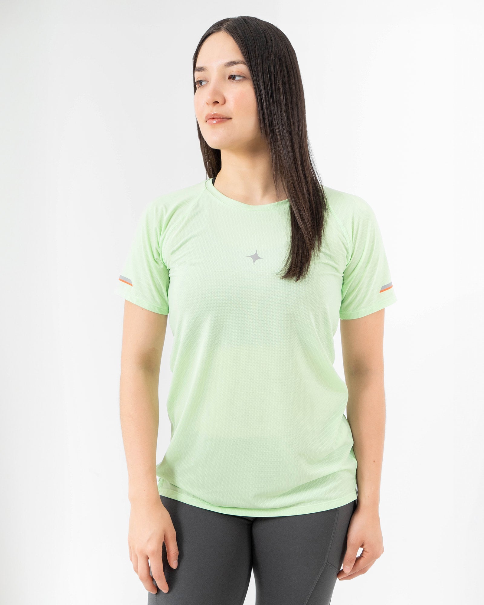 Playera MAJA® Estrella, Verde, vista frontal, fit Regular, Poliéster, con Branding con reflectivo, uso versátil