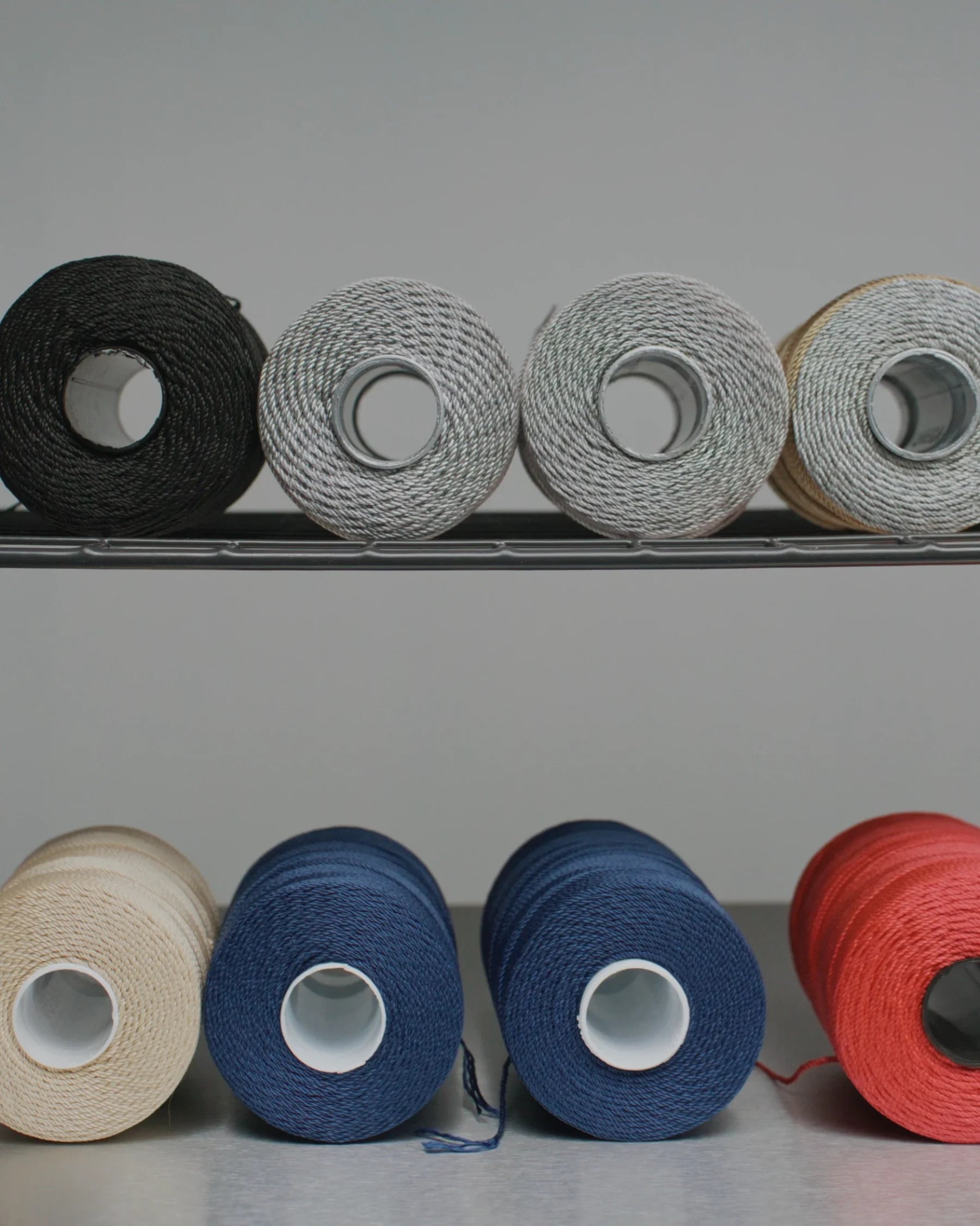 Conos de hilo en los colores de la colección