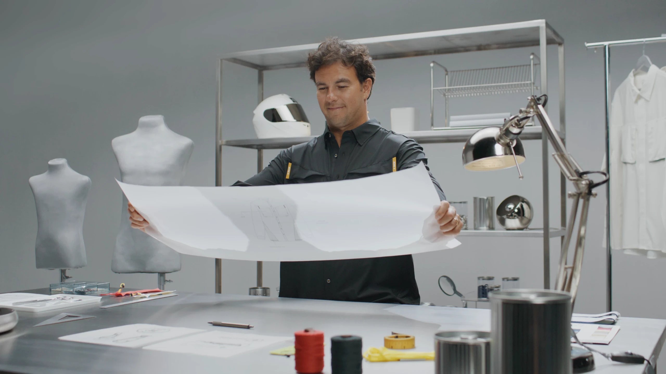 Checo Pérez revisando los patrones de la colección