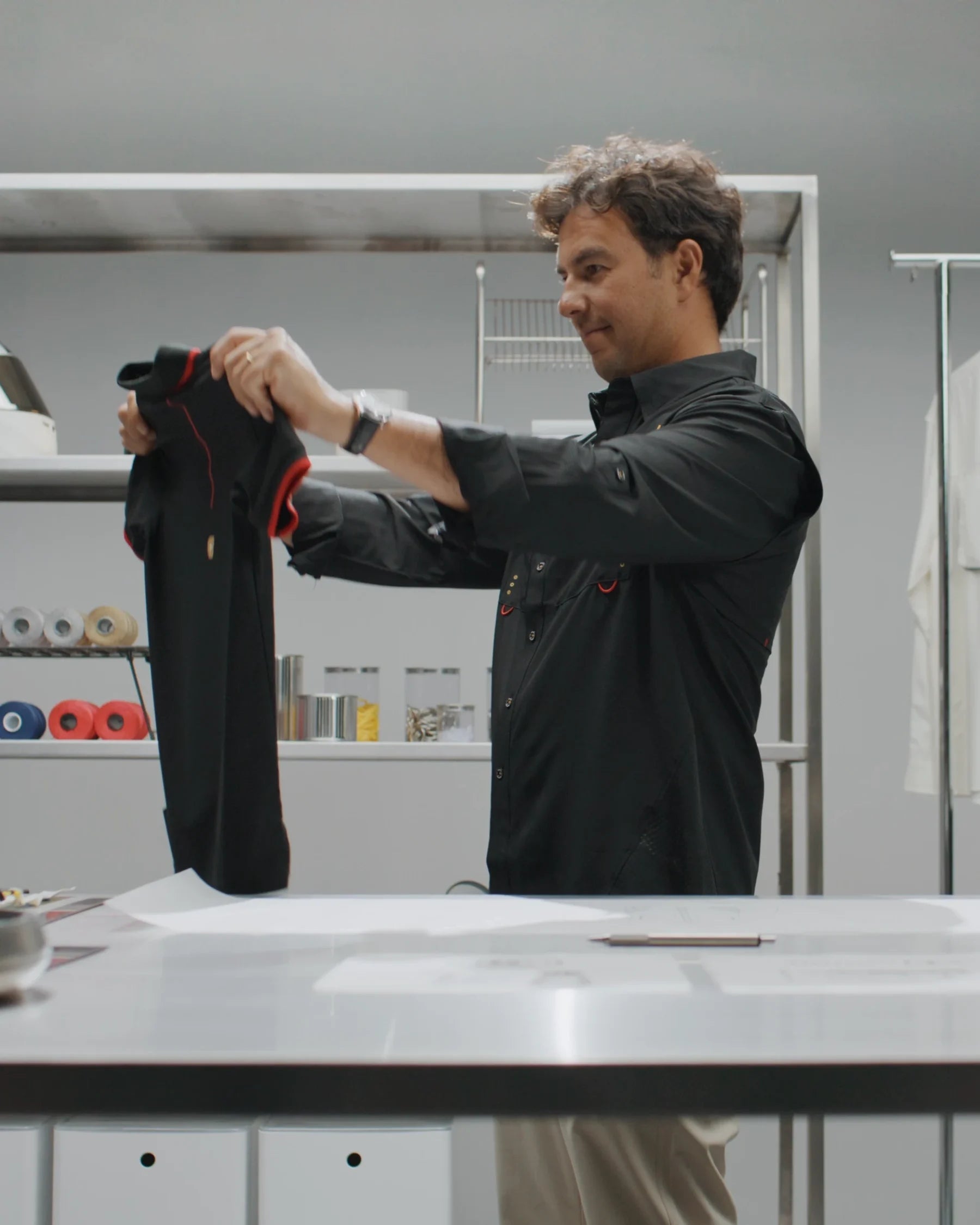 Checo revisando una prenda en el taller
