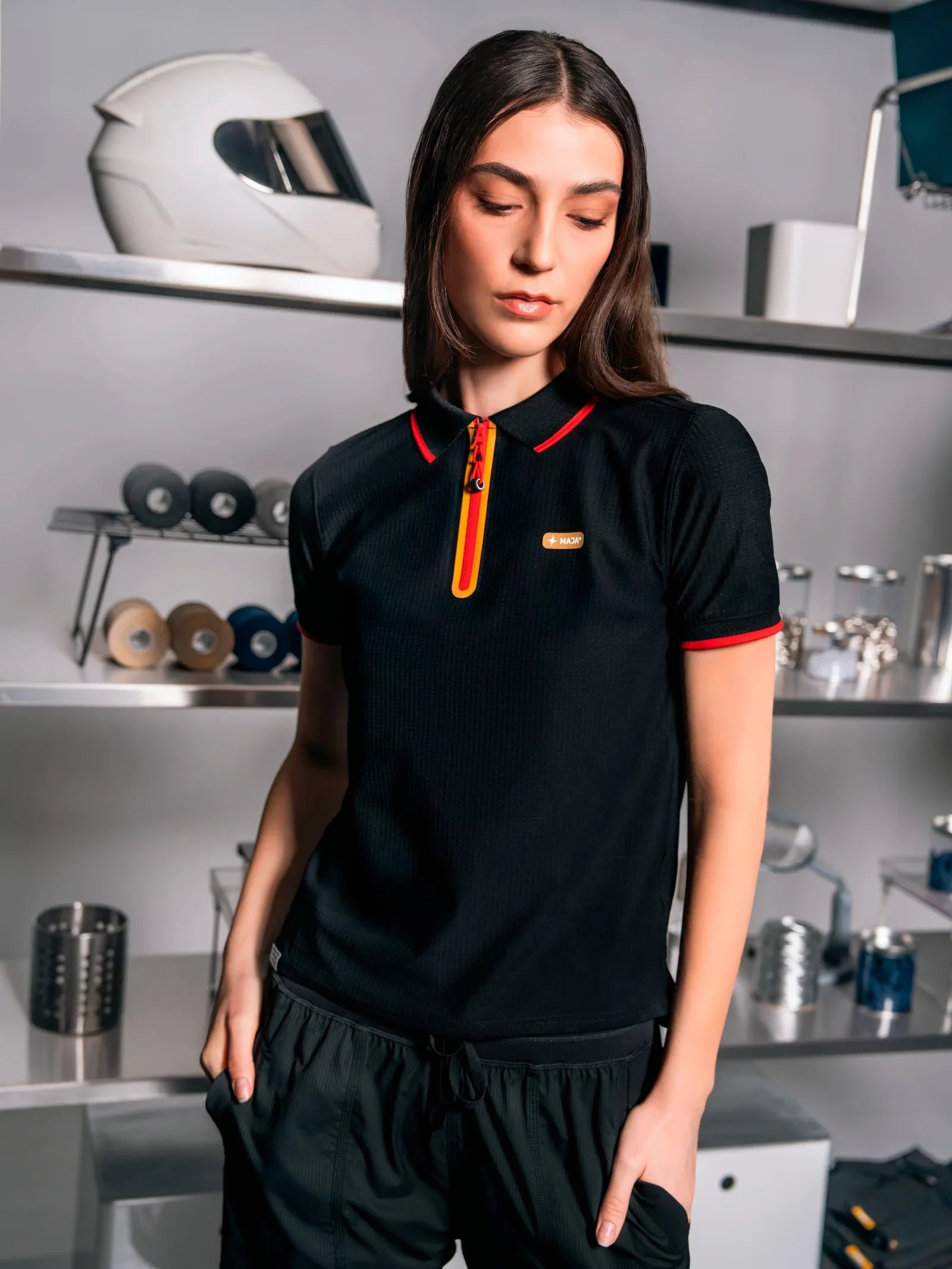 Polo negro con cierre de contraste
