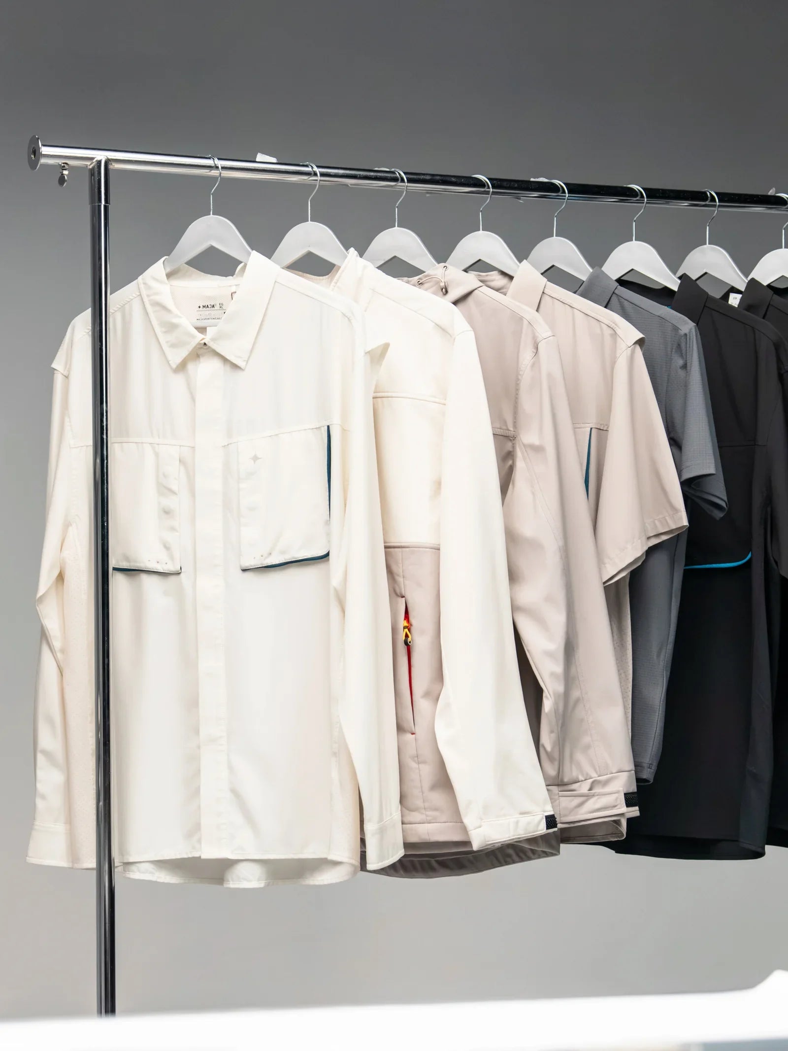 Rack con las prendas de la colección